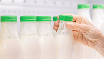 В чем заключается вредность молока из магазина?
