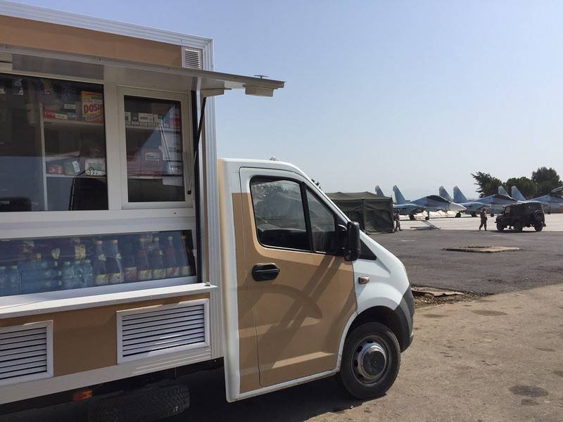 Передвижной киоск на авиабазе Хмеймим