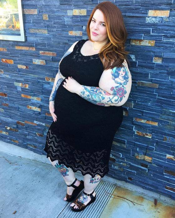 155-килограммовая модель plus size Тэсс Холлидей обнажилась перед фотокамерой.