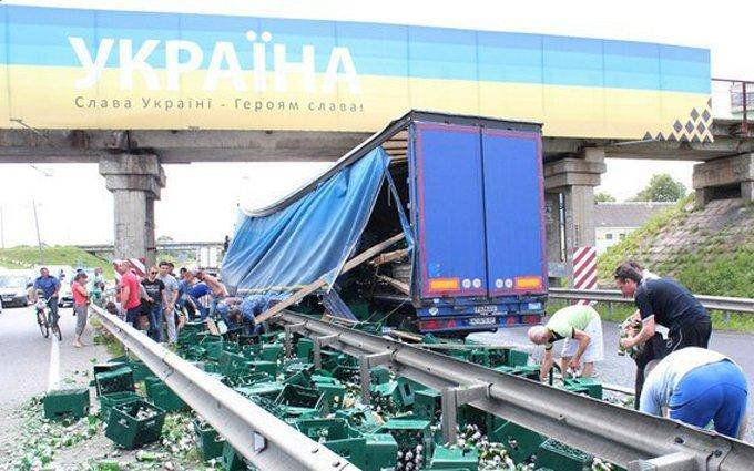 «Слава Украине»: под Львовом водители растащили выпавшее из грузовика пиво