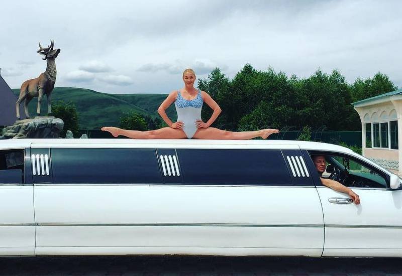 Волочкова села на шпагат на крыше лимузина