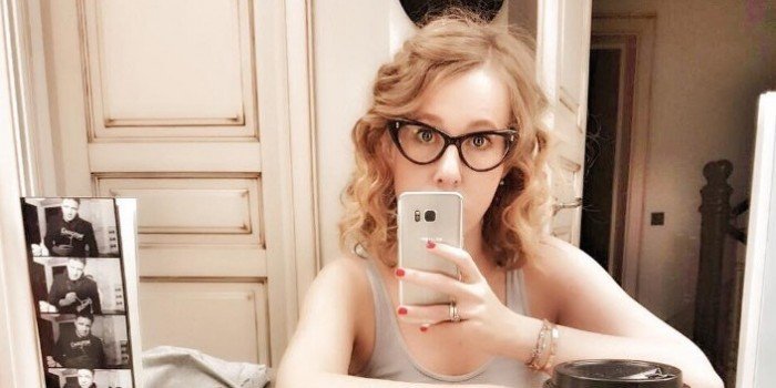 Собчак опубликовала фото в обтягивающем грудь платье
