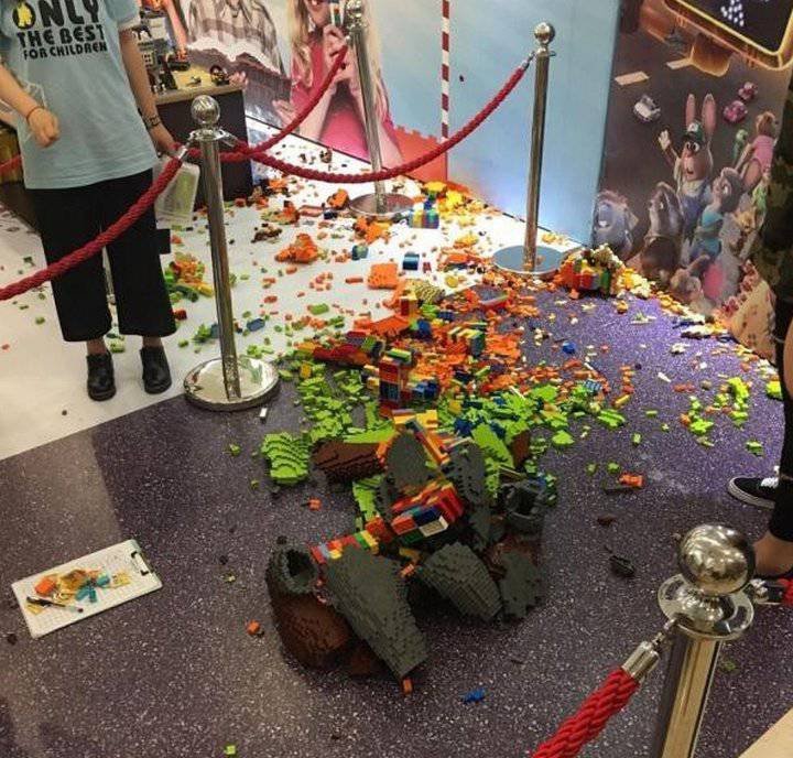 В Китае на выставке Lego Expo ребенок сломал статую за 15 000 долларов