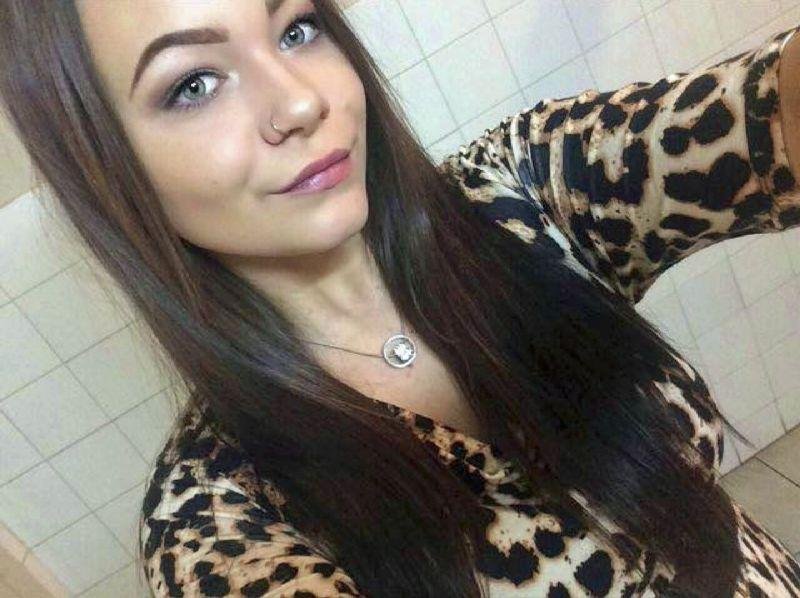 девушка решила придать бровям более выразительный оттенок